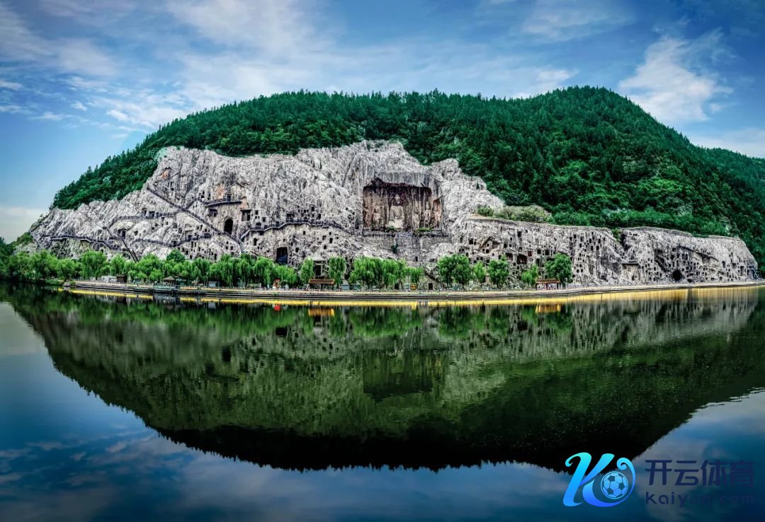 龙门石窟全景。图/视觉中国